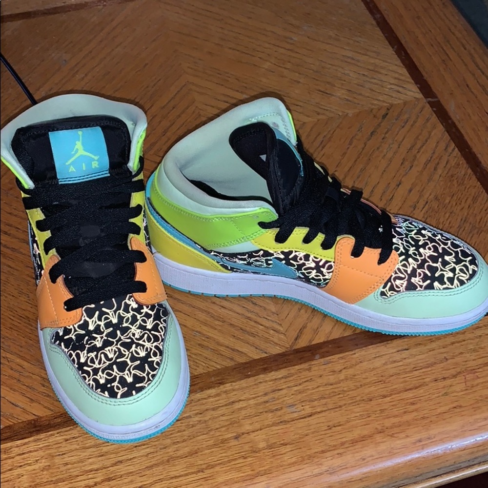 Jordan 1 Mid SE Black/ Aurora Green/ Opti Yellow